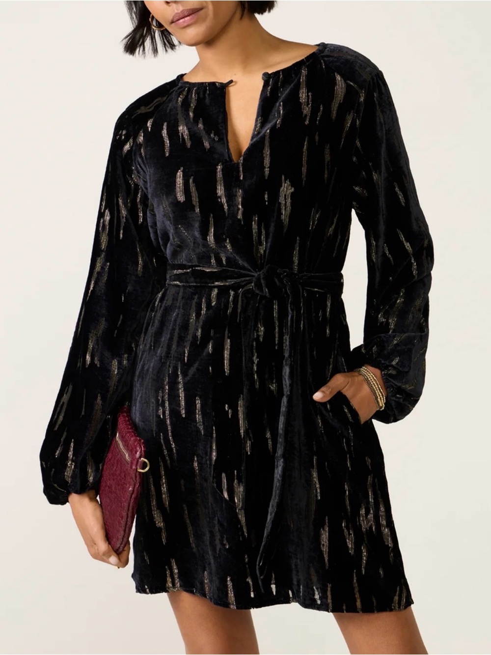 NEW EVEREVE Carina Velvet Shift Dress Black Gold Tie Waist Long Sleeves Party